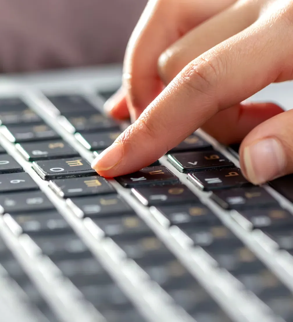 Werkplek waar een AI-assistent wordt ingericht