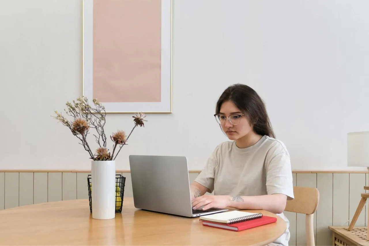 Bureau met een opgeleverde website op een groot scherm